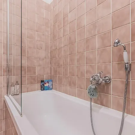 Private Room, Ac, W Kitchen Daire