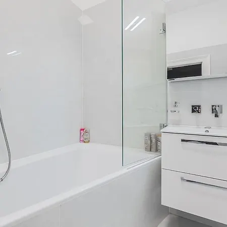 Private Room, Ac, W Kitchen *